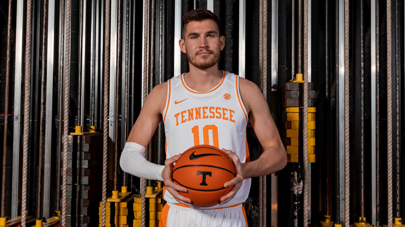 Vols win with barrage of threes