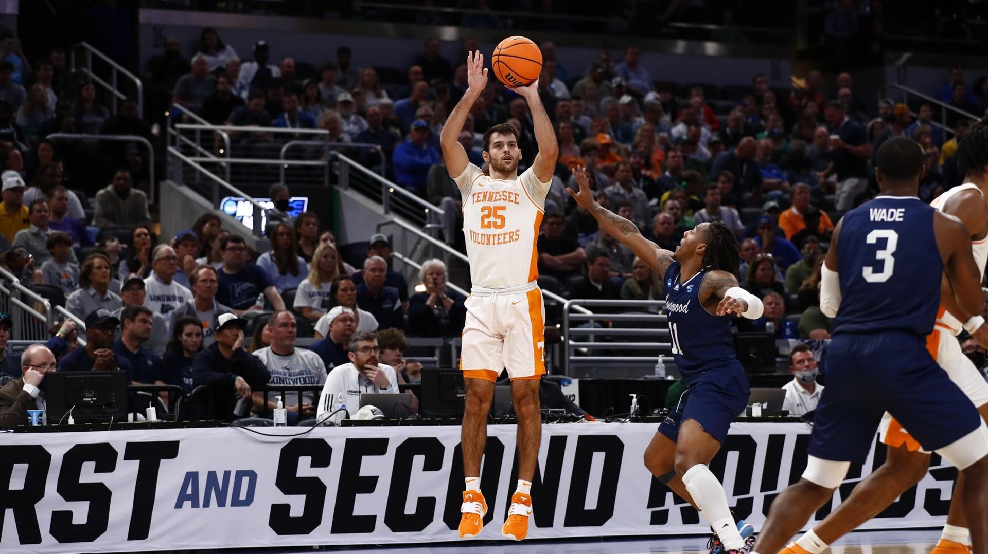 Vols introduce Longwood to big-time baskets