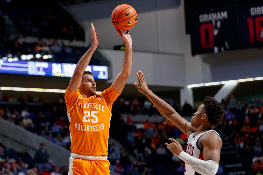 Vols 1-0 on SEC basketball road