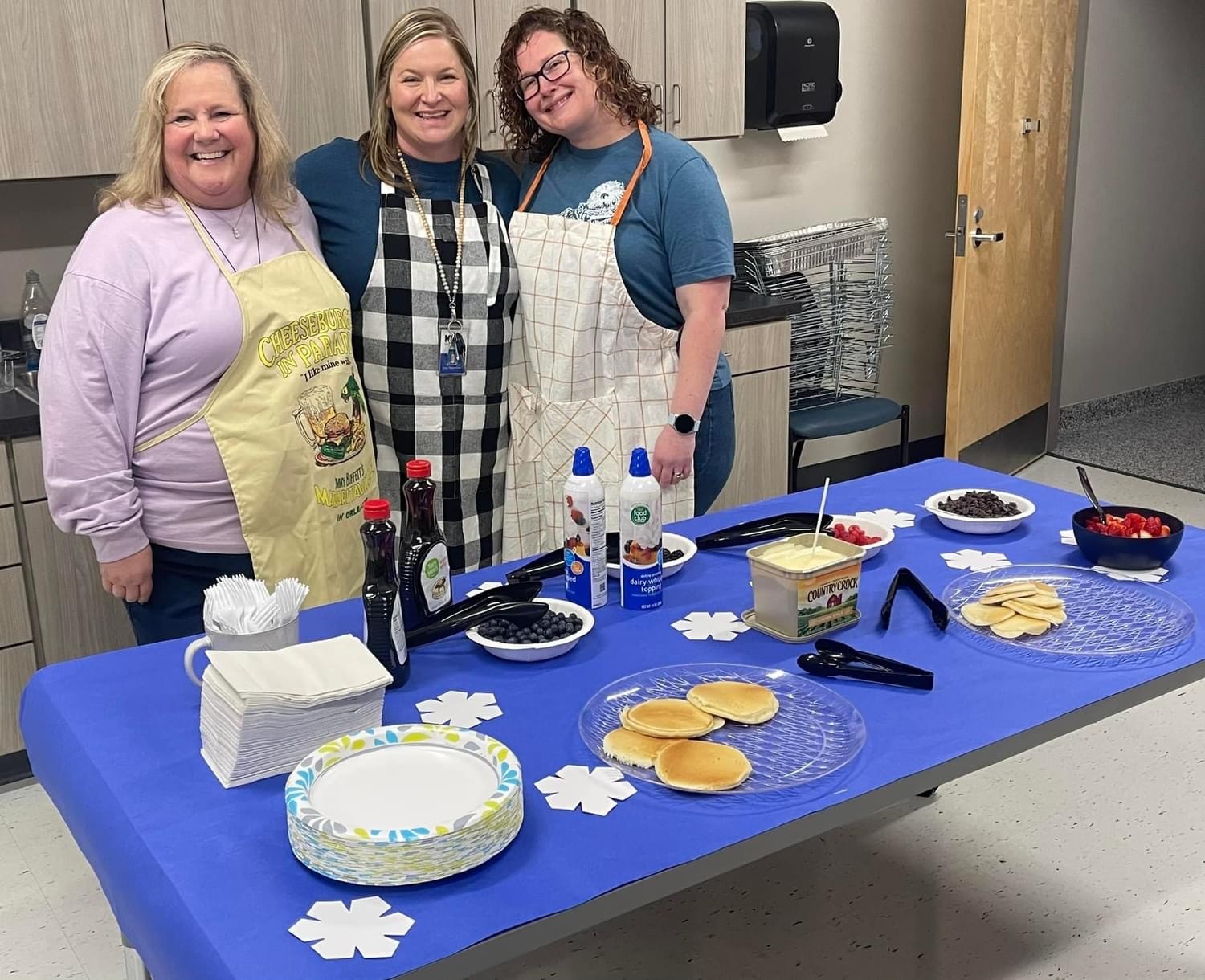 Mill Creek ES administrators welcome back staff with treat