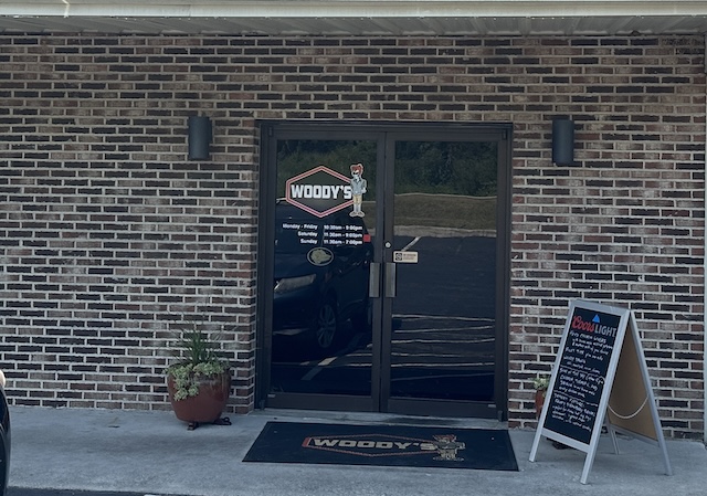 Woody’s Bar & Grill cooks to order; no fried foods