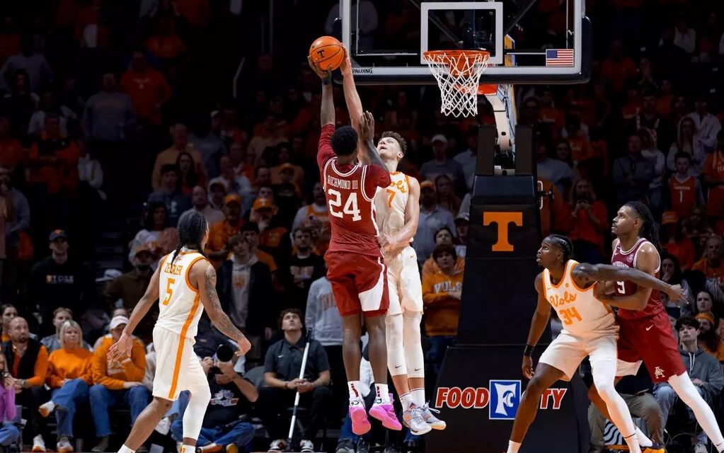 No. 1 Tennessee dominated backboards, walloped Arkansas